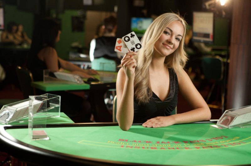 Nainen blackjack-kortit kädessä